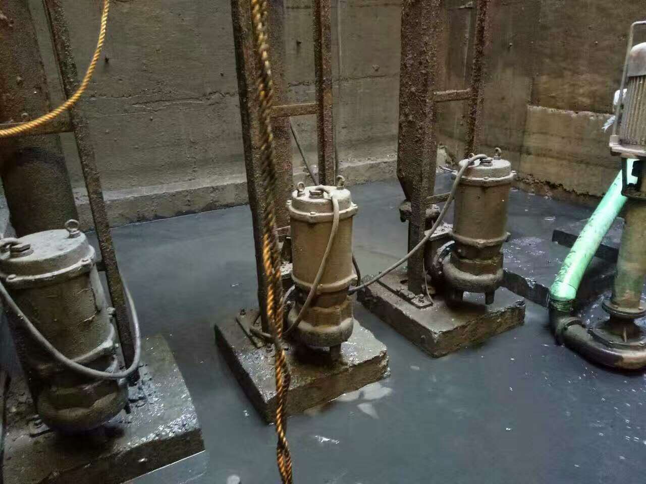 冷水江污水池清理