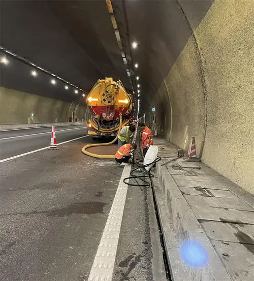 冷水江隧道排水渠清淤